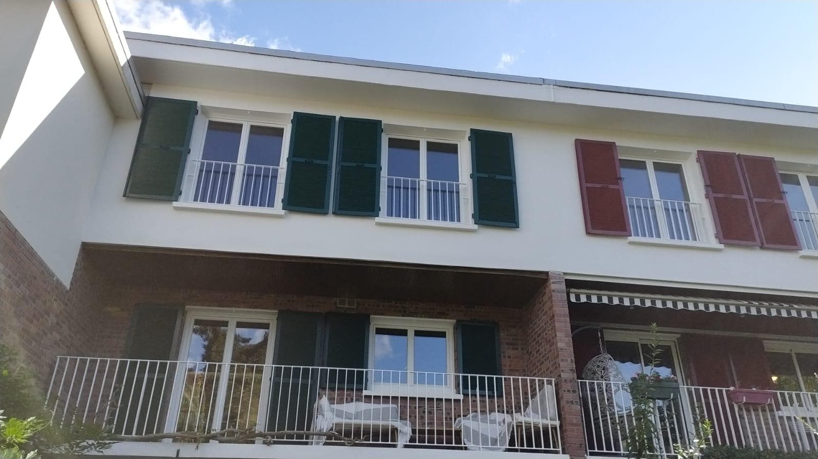 Façade rénovée avec volets verts